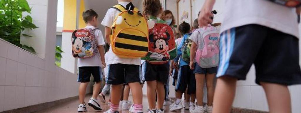 Varios niños en un colegio.