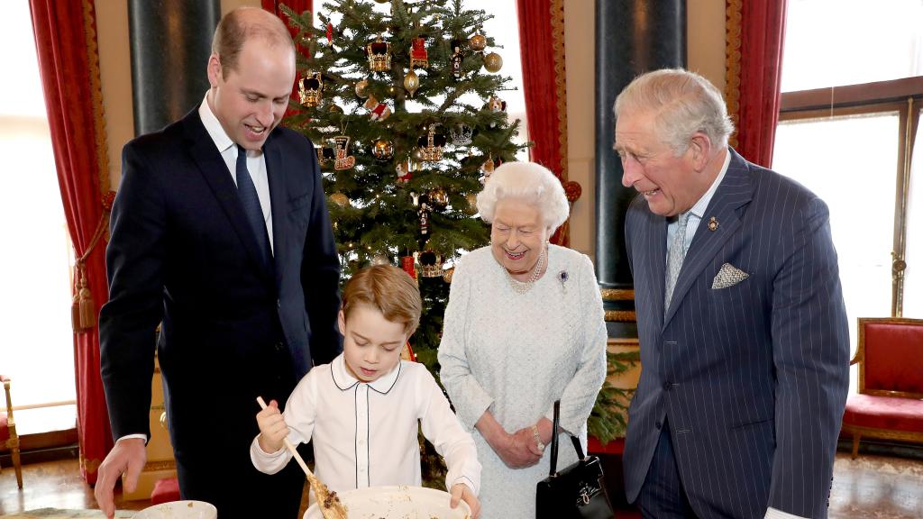 Carlos de Inglaterra, junto a la reina Isabel, el príncipe Guillermo y el príncipe George.