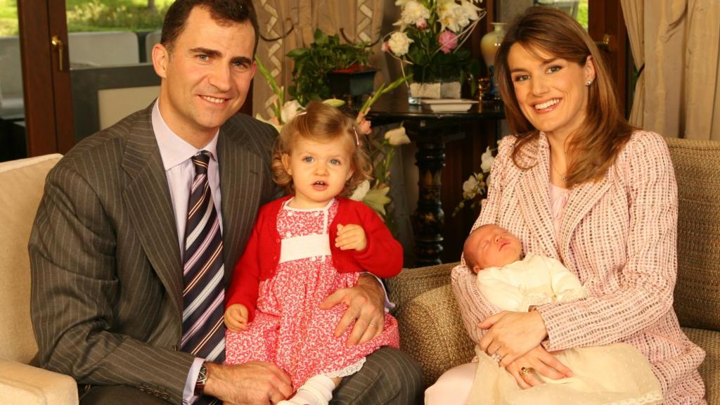 Letizia y Felipe posando con sus hijas en 2007 con motivo del nacimiento de Sofía.