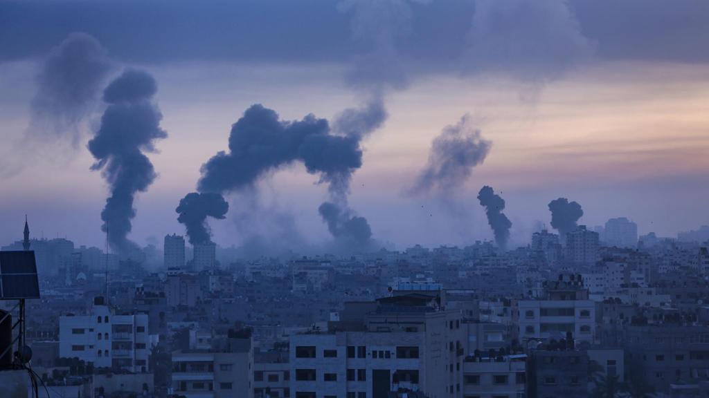 Humo tras un ataque aéreo israelí en Gaza.