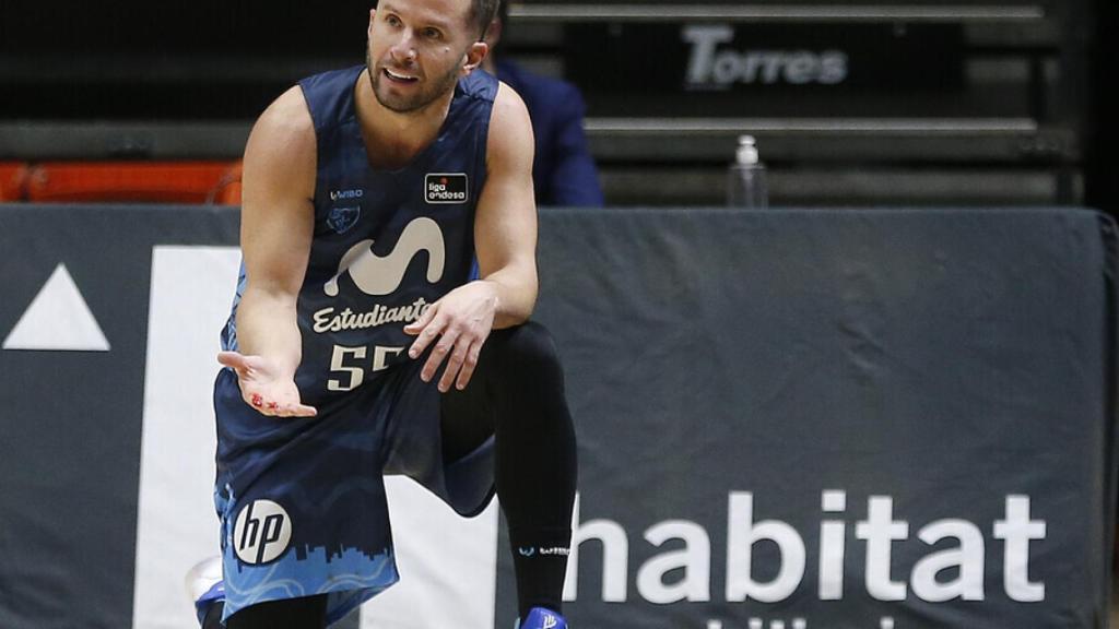 Barea durante un partido del Estudiantes