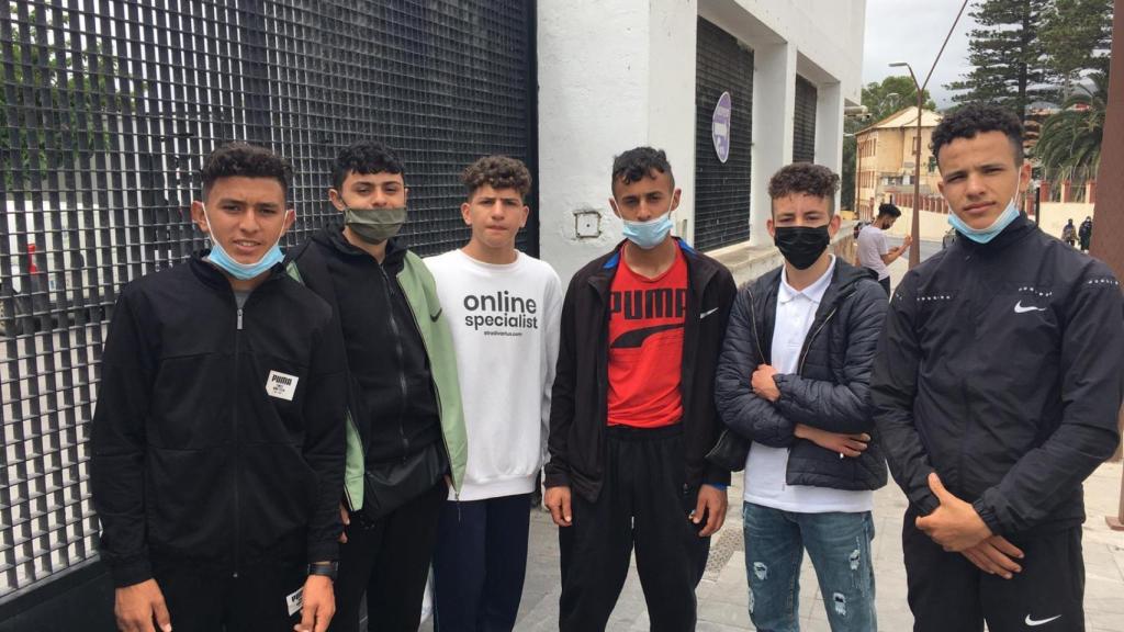 Menores esperando a la puerta del centro de acogida de La Esperanza. Quieren que les den una plaza.