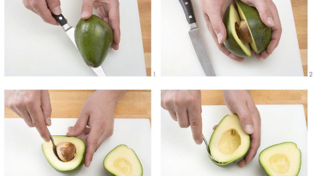 Preparando un aguacate para consumir.