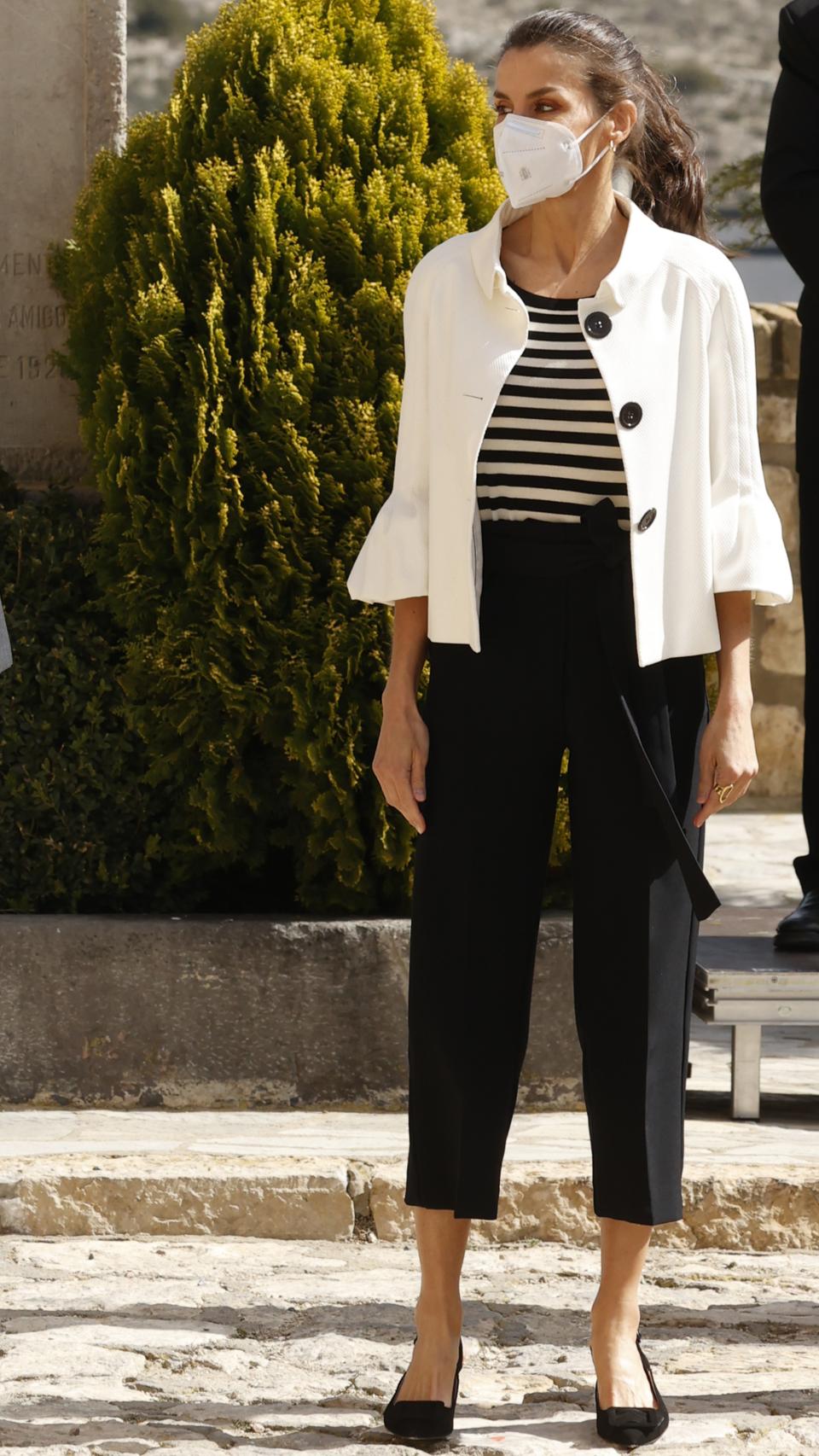 Letizia con los zapatos destalonados de Isabel Abdo que estrenó en marzo.