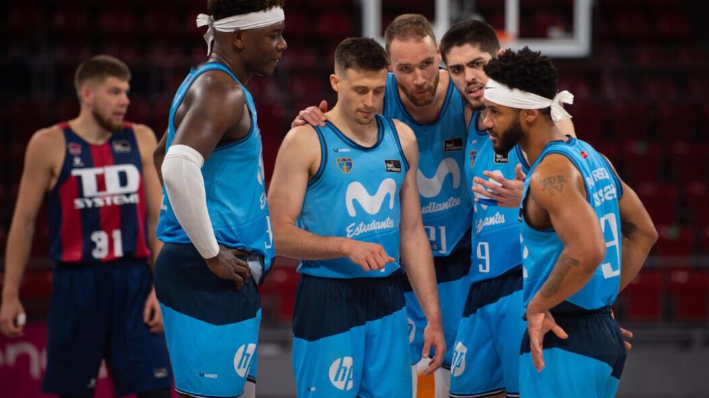 La plantilla del Estudiantes durante el partido ante Baskonia