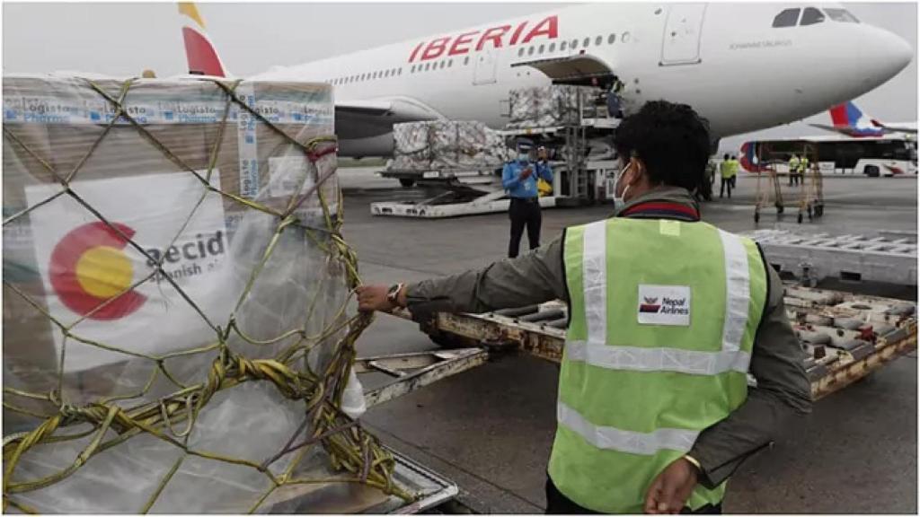 El avión español en el aeropuerto de Katmandú