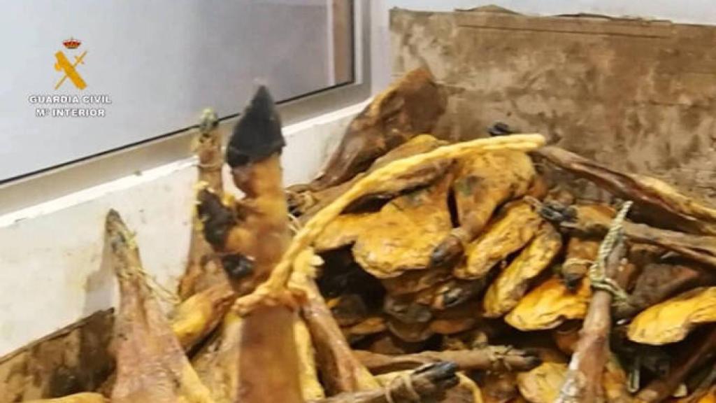 Intervenidos 63.100 envases de lomo y jamones con etiquetas manipuladas. Foto y vídeo GUARDIA CIVIL