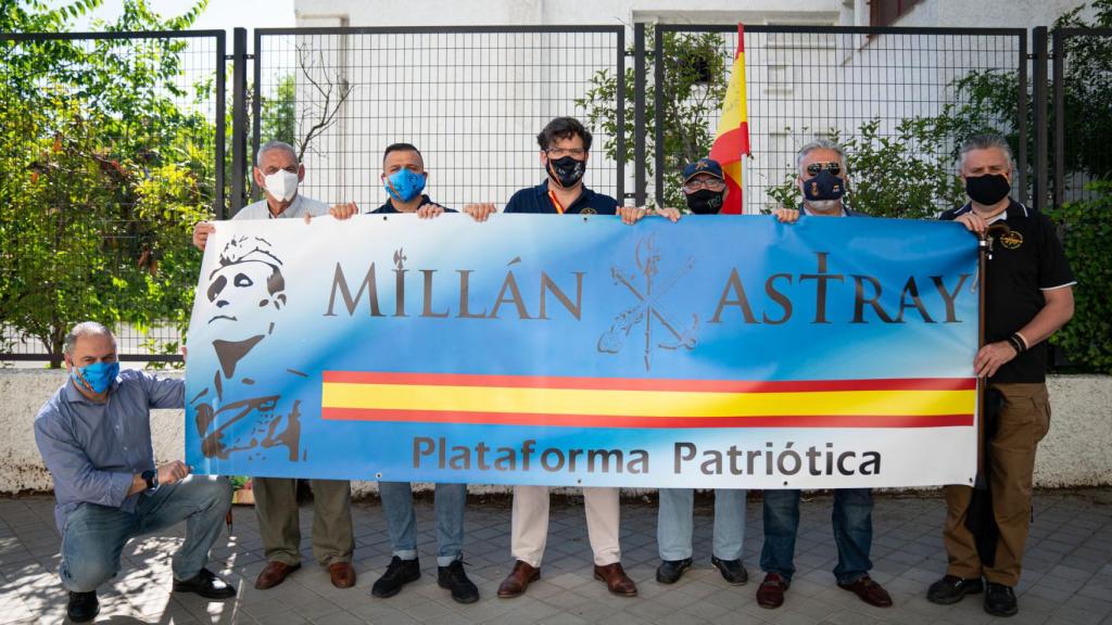 Veteranos legionarios de la Plataforma Millán-Astray reunidos en la calle que va a recuperar el nombre del fundador de la Legión.