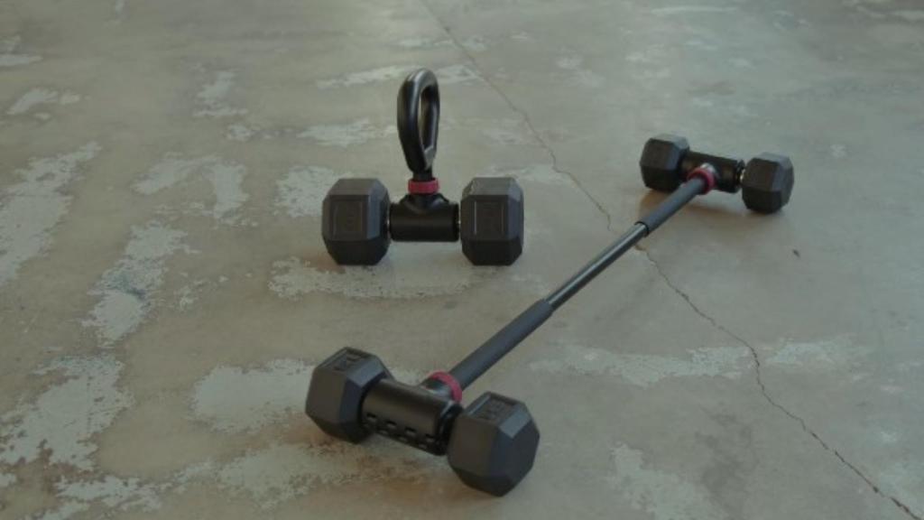 Un sistema de pesas que convierte las mancuernas en barras para hacer ejercicio.