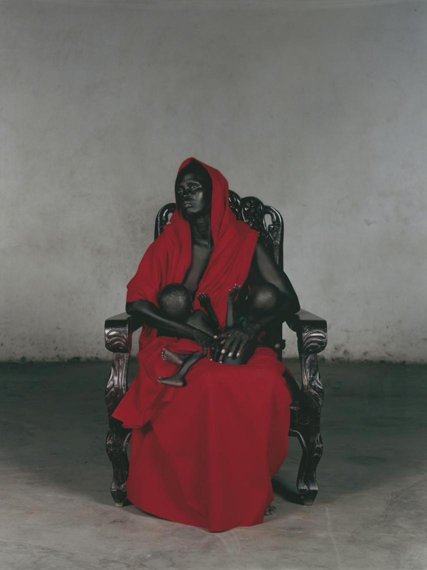 'Black Madonna with twins', de Vanessa Beecroft.