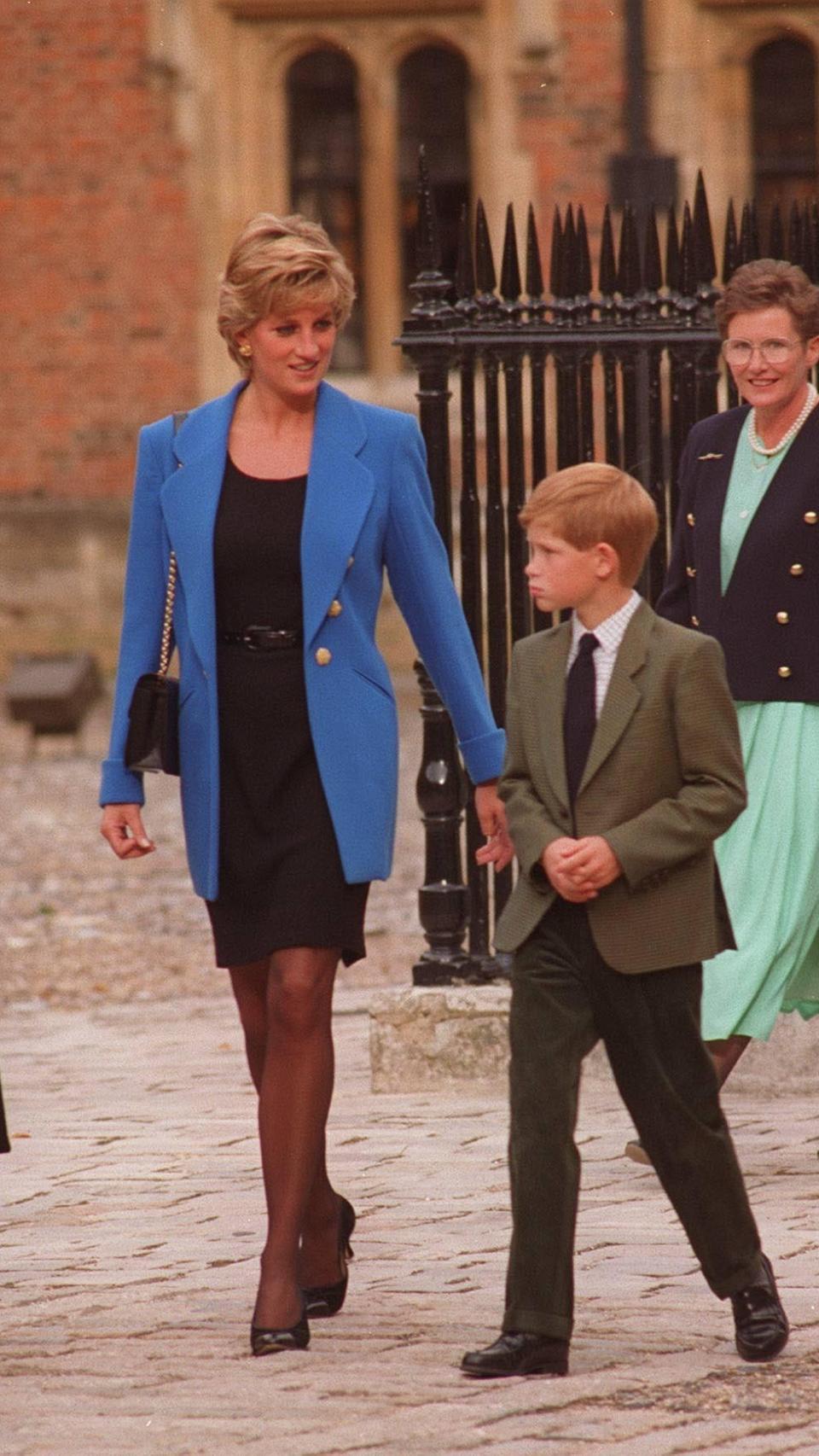 Harry de Inglaterra junto a su madre, en una foto de archivo.