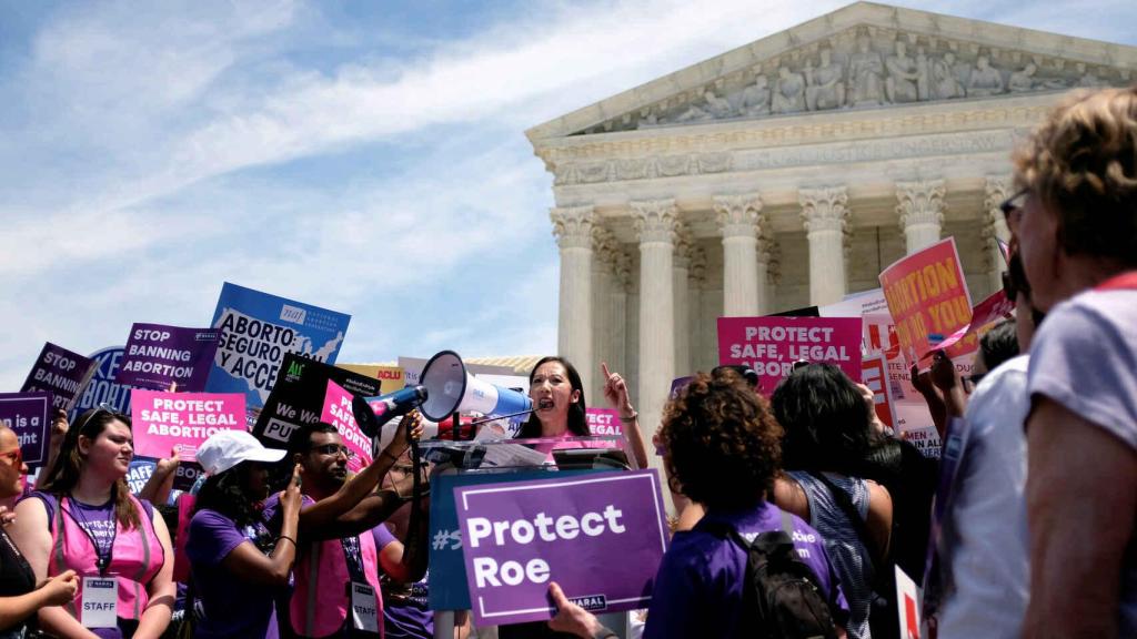 La presidenta de la organización Paternidad Planeada, Leana Wen, habla durante una protesta contra las leyes antiaborto ante el Tribunal Supremo. Se pueden leer carteles que ponen: Protege la Roe