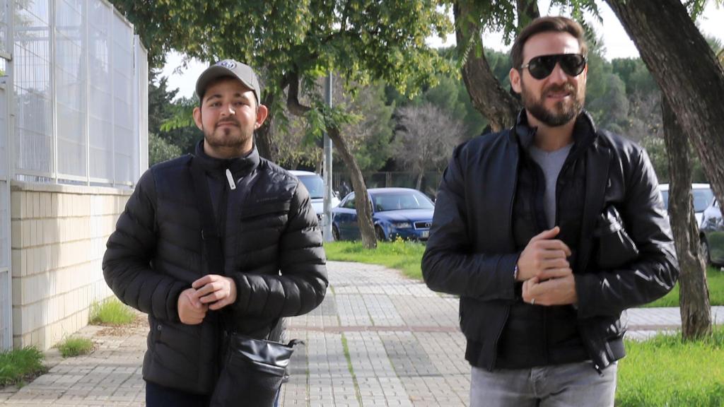David Flores junto a su padre, en una foto de archivo.