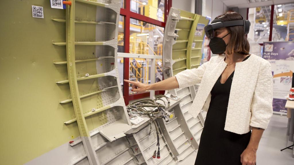 María Prieto con las gafas Hololens de Microsoft .