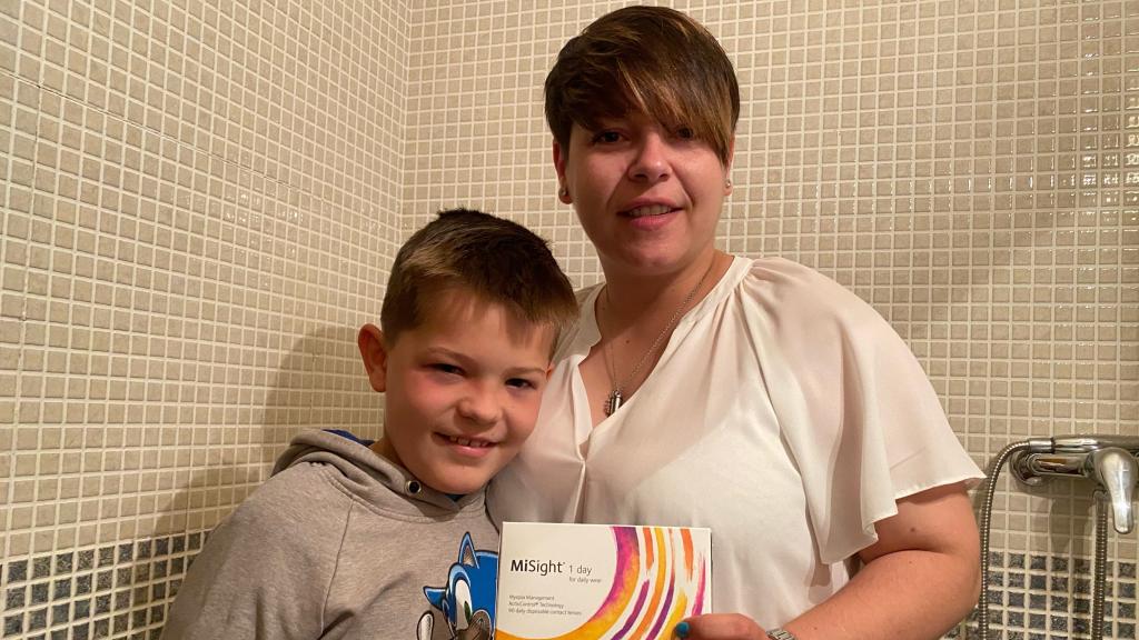 Pablo, un menor usuario de las lentillas blandas 'MiSight 1 day', junto a su madre Aroa.