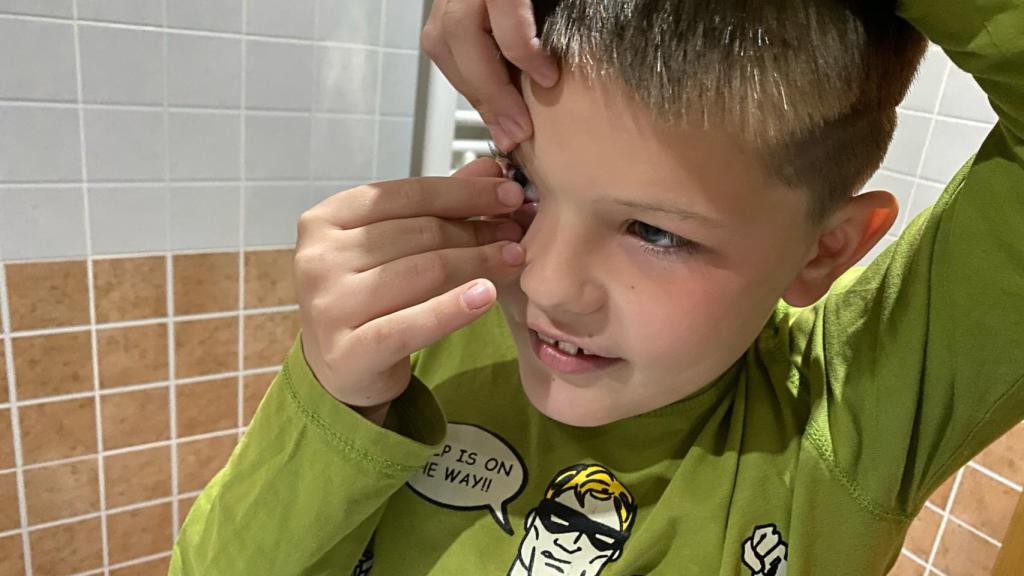 Cada noche, Pablo, de 9 años, se quita sus lentillas de uso diario con madurez.