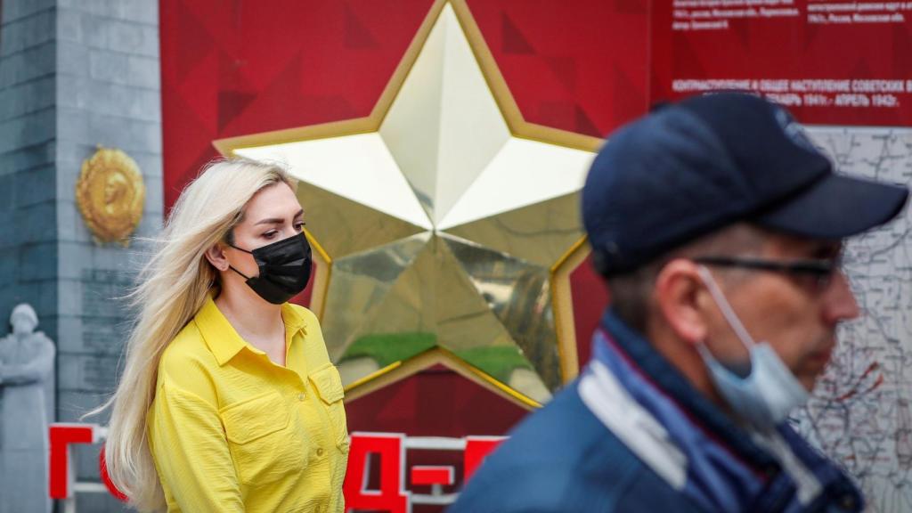 Dos personas en las calles de Moscú.