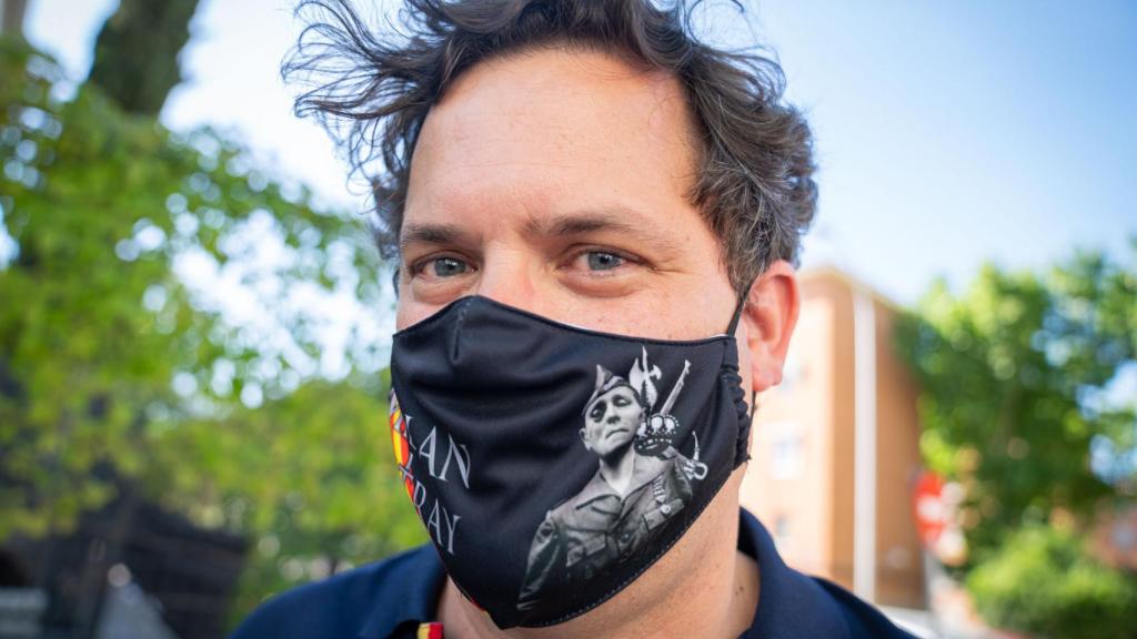 El veterano legionario Guillermo Rocafort posa con una mascarilla de Millán-Astray.