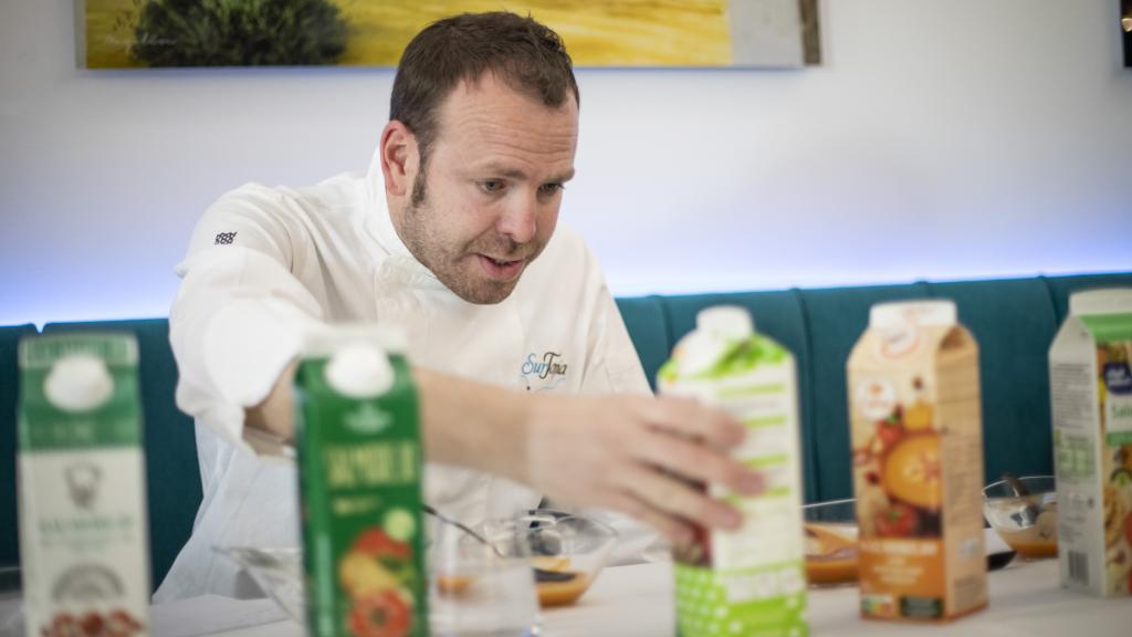 Jose lee los ingredientes de los distintos salmorejos y los compara.