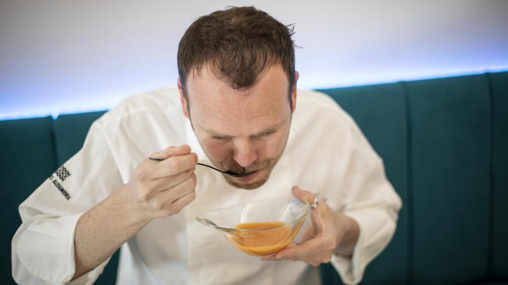 Jose prueba cada salmorejo para valorar el equilibrio de sus ingredientes.