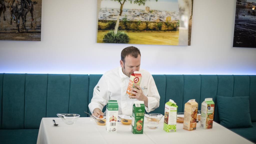 El cocinero Jose huele y valora el salmorejo de Alcampo.