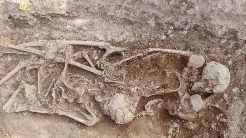 Una de las tumbas halladas en el CEIP Jaume I.