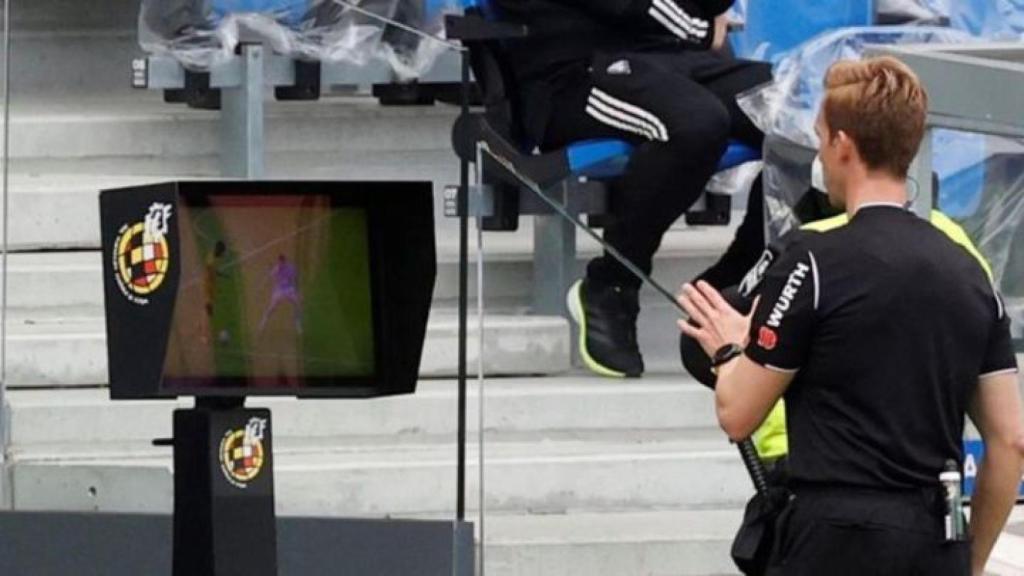 Árbitro de La Liga acude al VAR