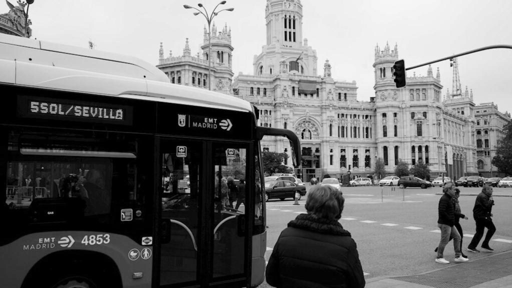 Un autobús a su paso por la plaza Cibeles.