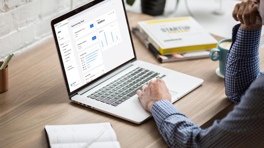 Deel ofrece dos modelos para contratar talento en remoto.