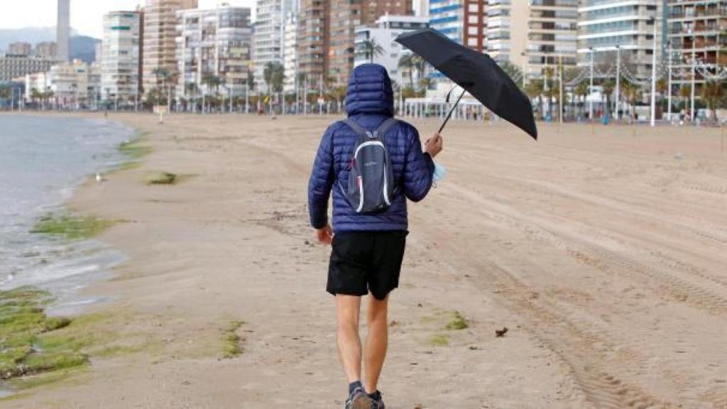 Lluvia en la playa de Levante de Benidorm, en imagen de archivo.