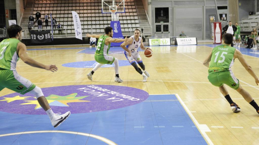 Artasun dirige un ataque del HLA Alicante ante el TAU Castelló.