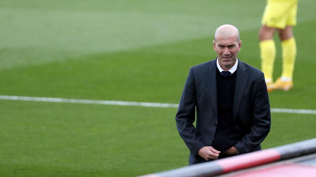 Zinedine Zidane en el banquillo del Real Madrid