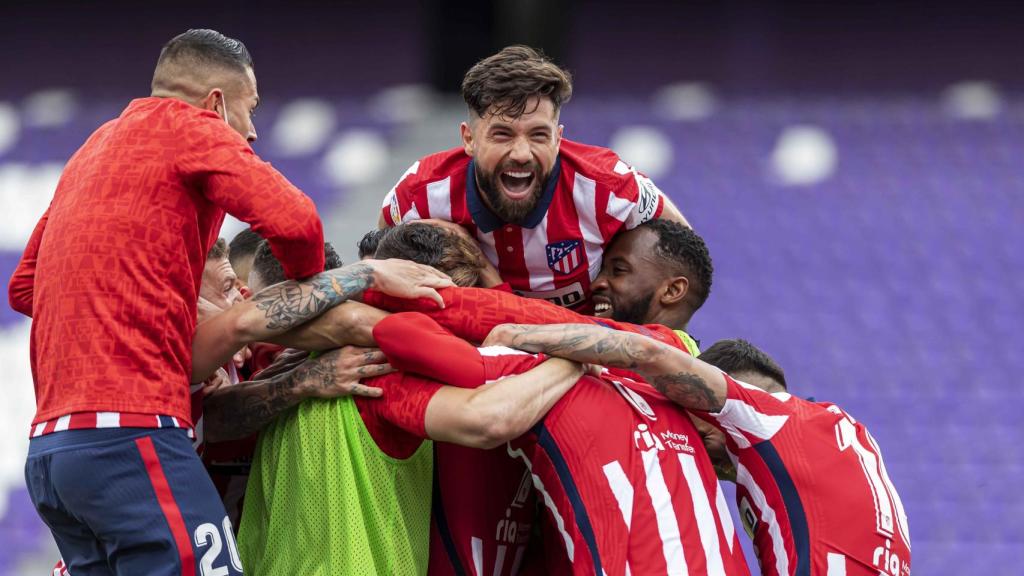 Los jugadores del Atlético de Madrid celebran el gol de Luis Suárez ante el Real Valladolid