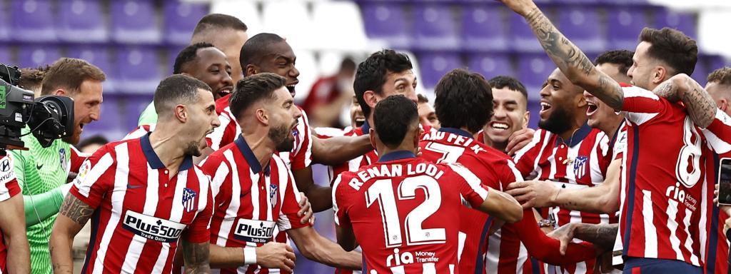 Los jugadores del Atlético de Madrid celebran el título de Liga sobre el césped del José Zorrilla