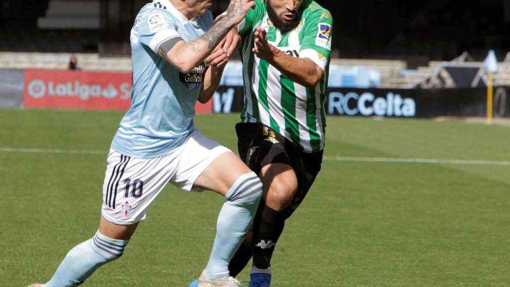 Fekir y Aspas pelean por un balón