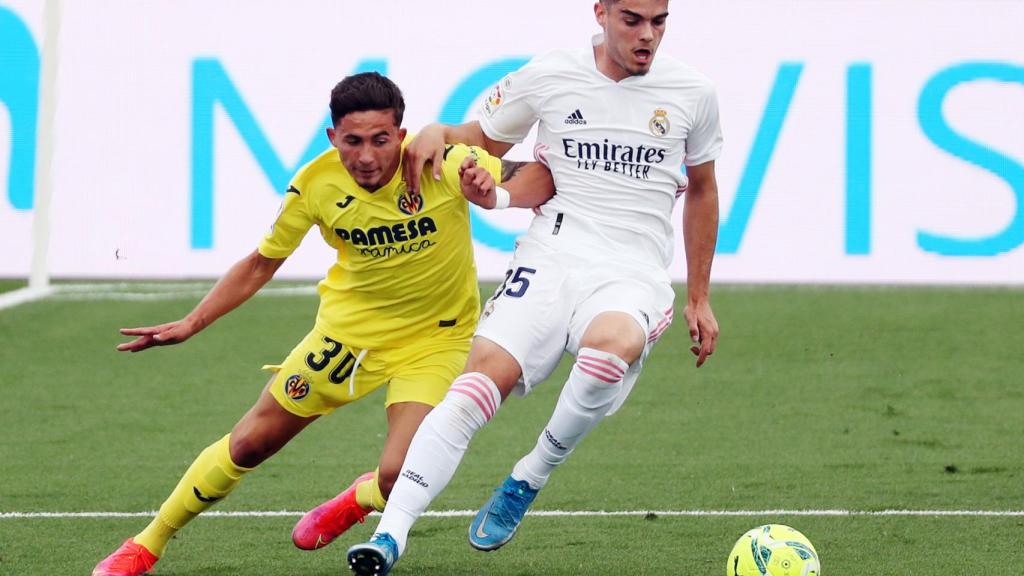 Miguel Gutierrez controla el balón presionado por Yeremi Pino