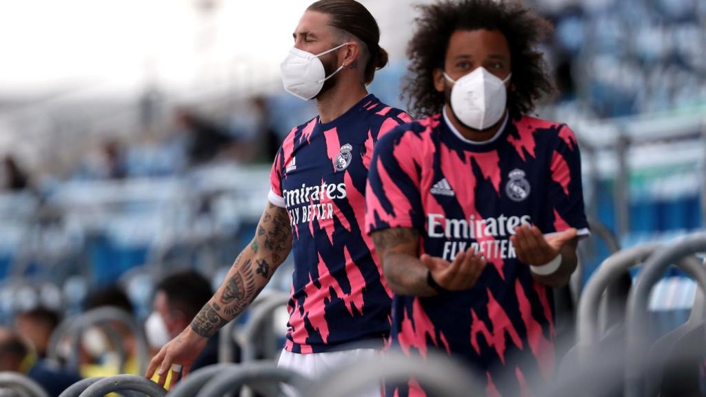 Marcelo y Sergio Ramos protestan el penalti no pitado por mano