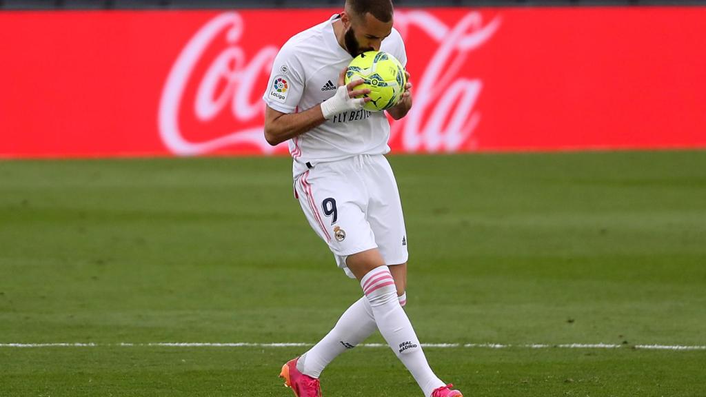 Karim Benzema celebra su gol antes de saber que era anulado