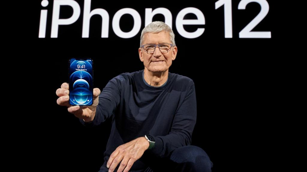 Tim Cook, con el iPhone 12.