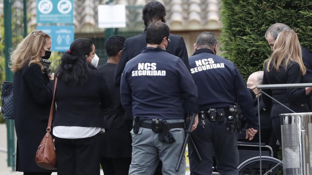 Todos pendientes de Antonio García Fernández, viudo de Ana Obregón Navarro, que llegaba en silla de ruedas.