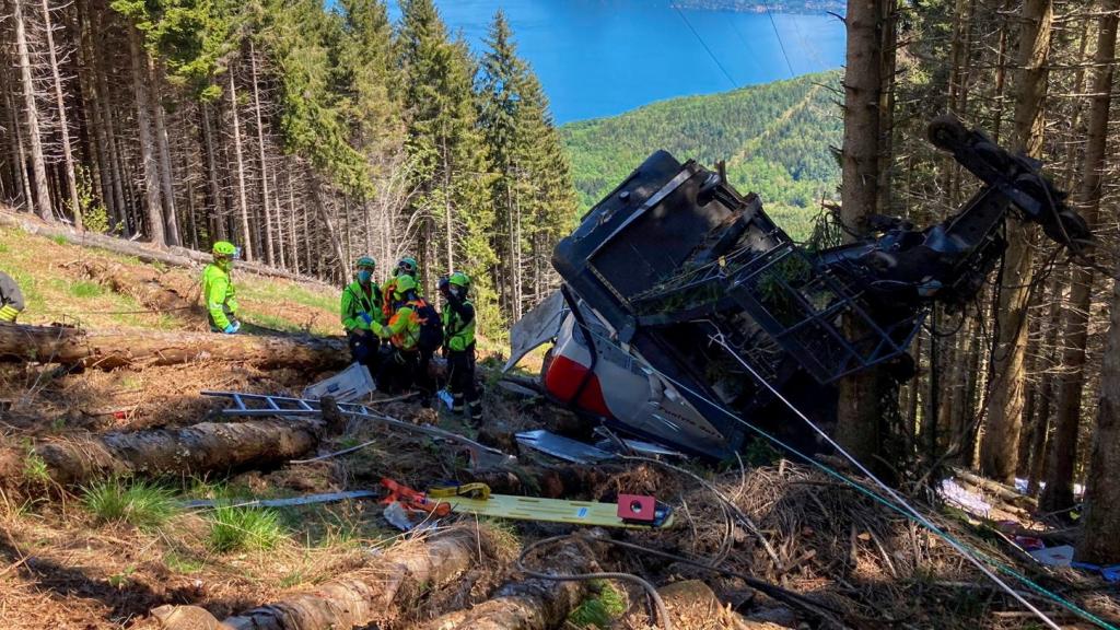 Imagen del teleférico accidentado en Italia.