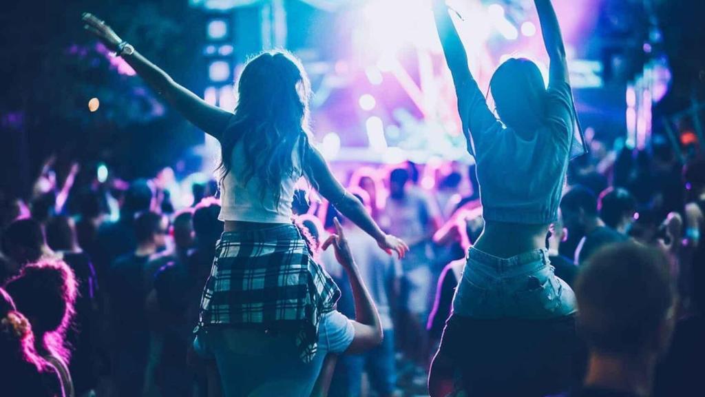 Jóvenes en un festival de música-