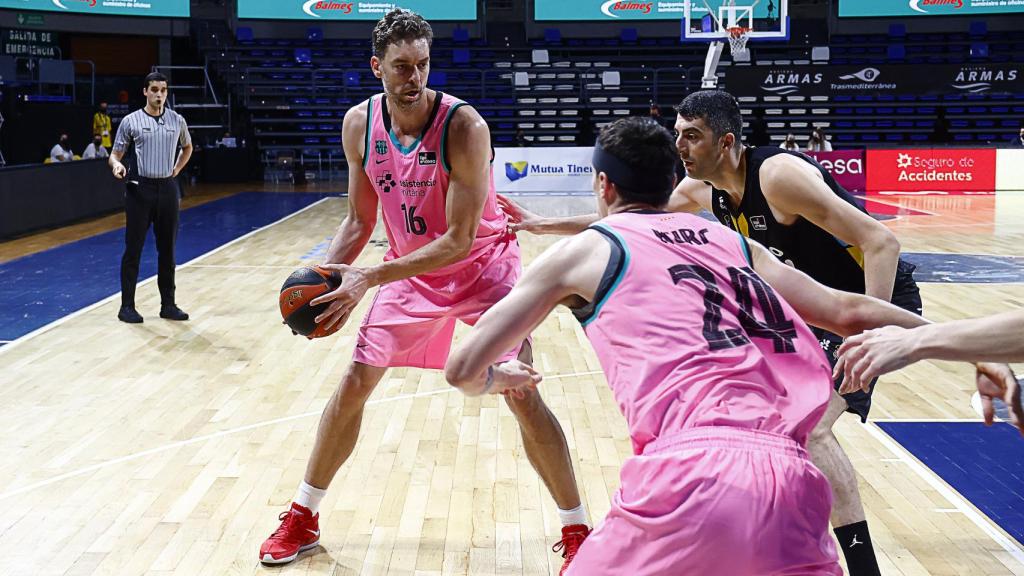 Pau Gasol juega un balón en la zona contra Lenovo Tenerife