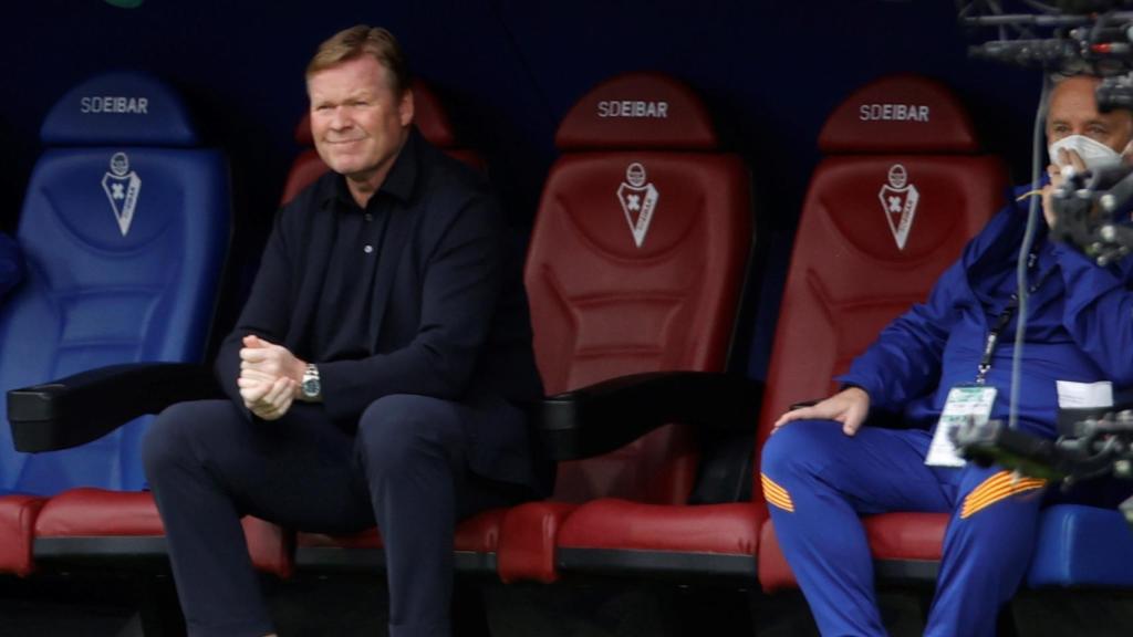 Koeman sentado en el banquillo de Ipurua