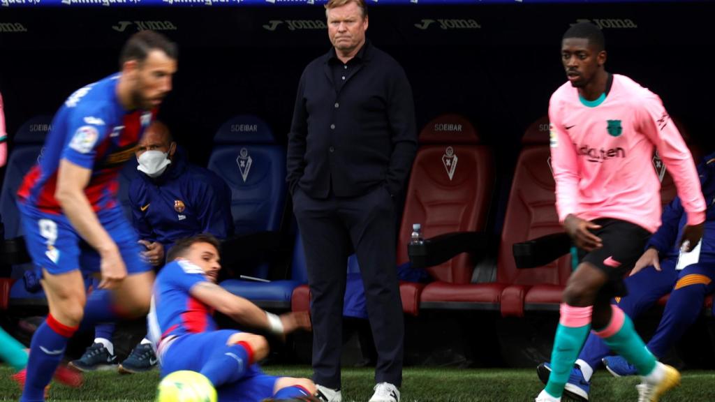 Koeman sigue el partido del Barça frente al Eibar
