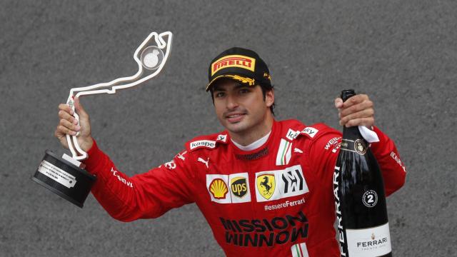 Carlos Sainz con su trofeo de segundo clasificado en el Gran Premio de Mónaco