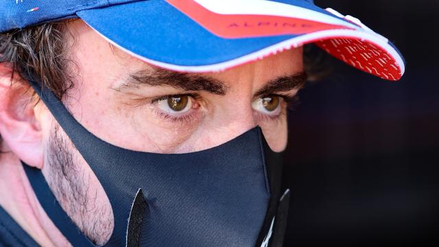 Fernando Alonso en el box de Alpine en Mónaco