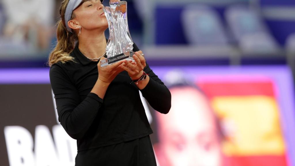Paula Badosa con el título conseguido en Belgrado