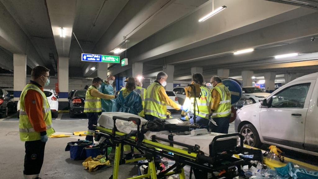 Los sanitarios del Samur, tras atender al adolescente fallecido en la Plaza de Santa Ana de Madrid.