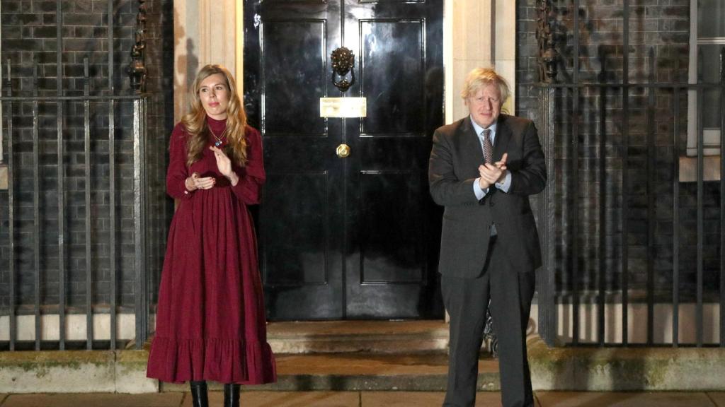 La pareja en la puerta de su residencia, en una foto de archivo.